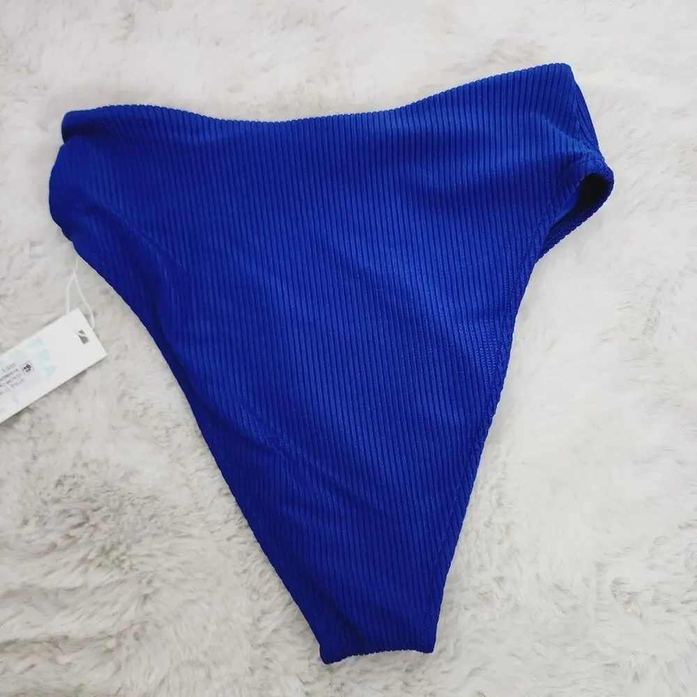 Frankies Bikinis dive into